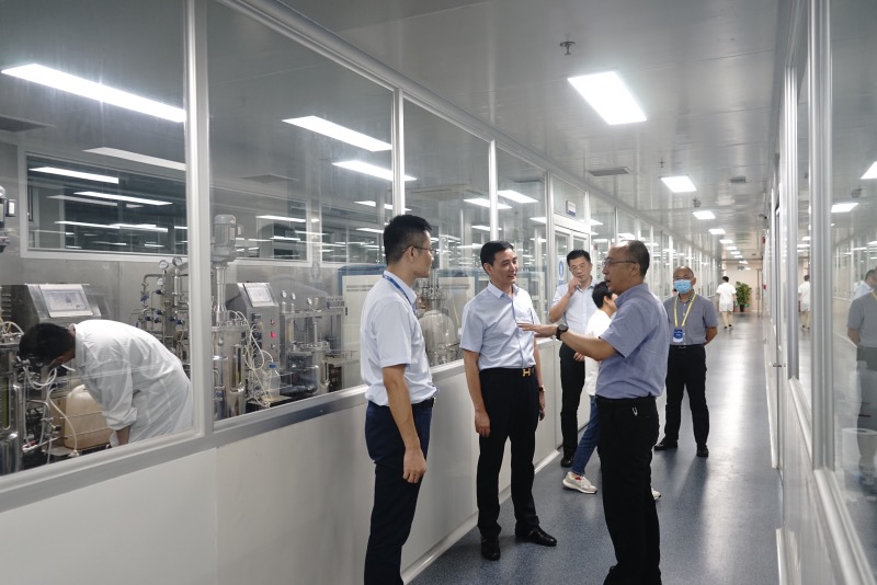 耿院長參觀研發中心.jpg